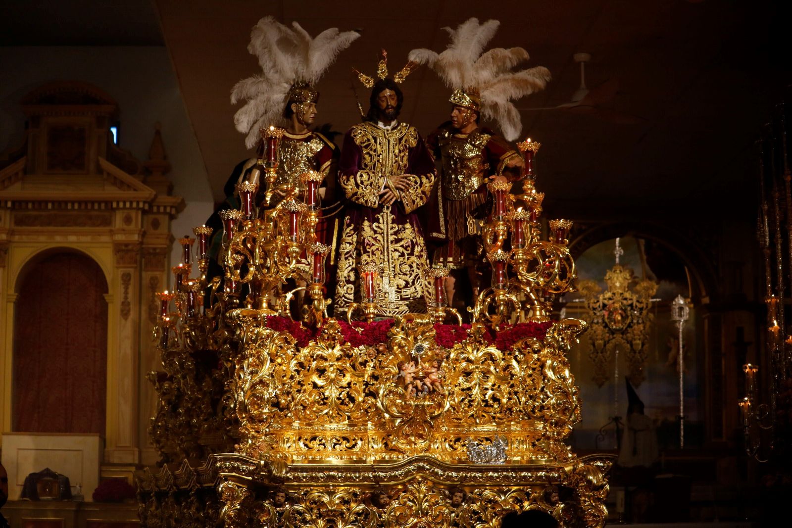 La lluvia frustra la salida de la hermandad de la Estrella el Lunes Santo, en imágenes
