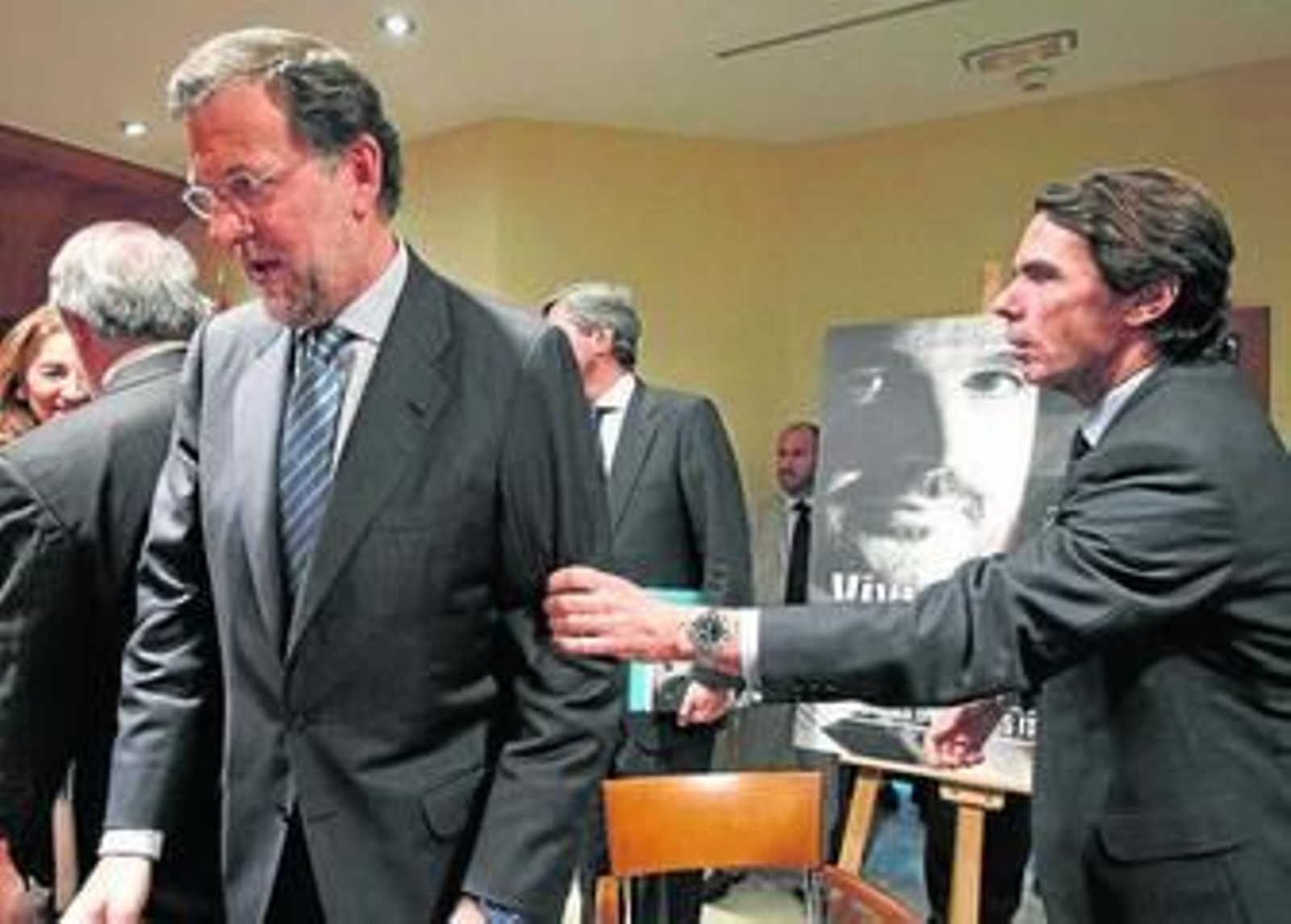 Aznar sujeta a Rajoy durante la presentación de un libro ayer en Madrid.