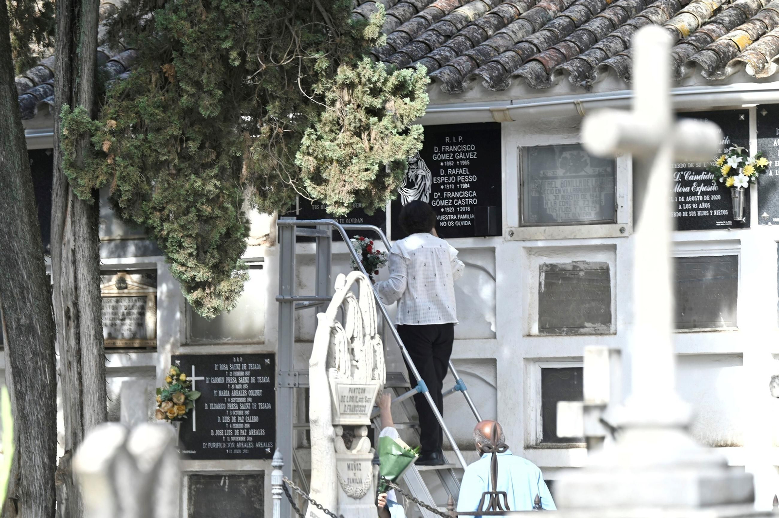 Las imágenes del Día de los Santos en los cementerios de Córdoba