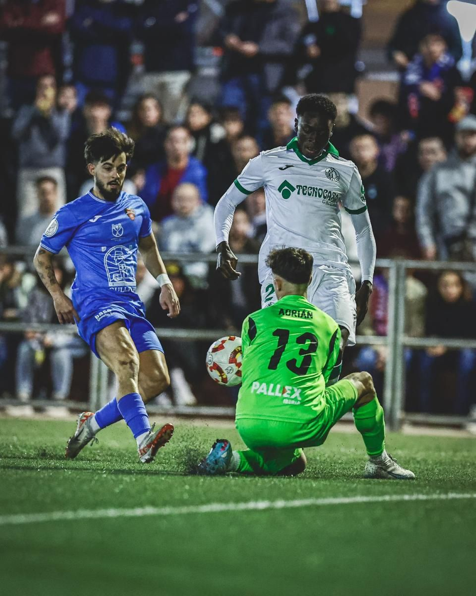 Coba intenta batir al guardameta del Manises durante el encuentro de Copa del Rey frente al Manises de la semana pasada.