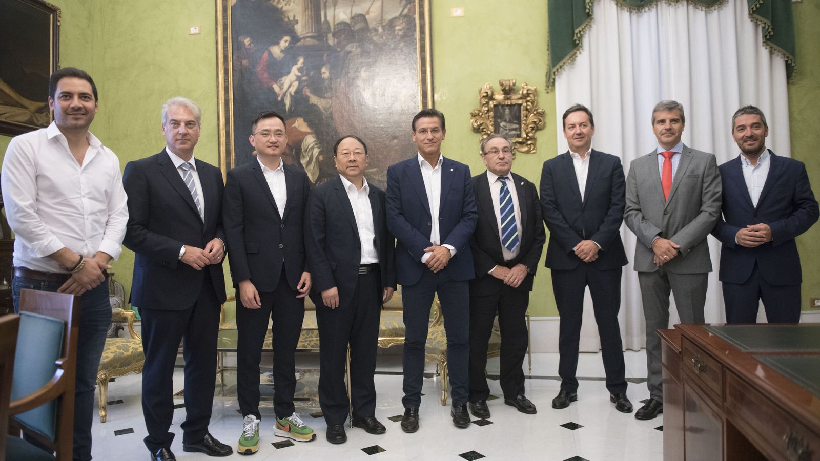 Los asistentes de la reunión posan en el Ayuntamiento de la capital.