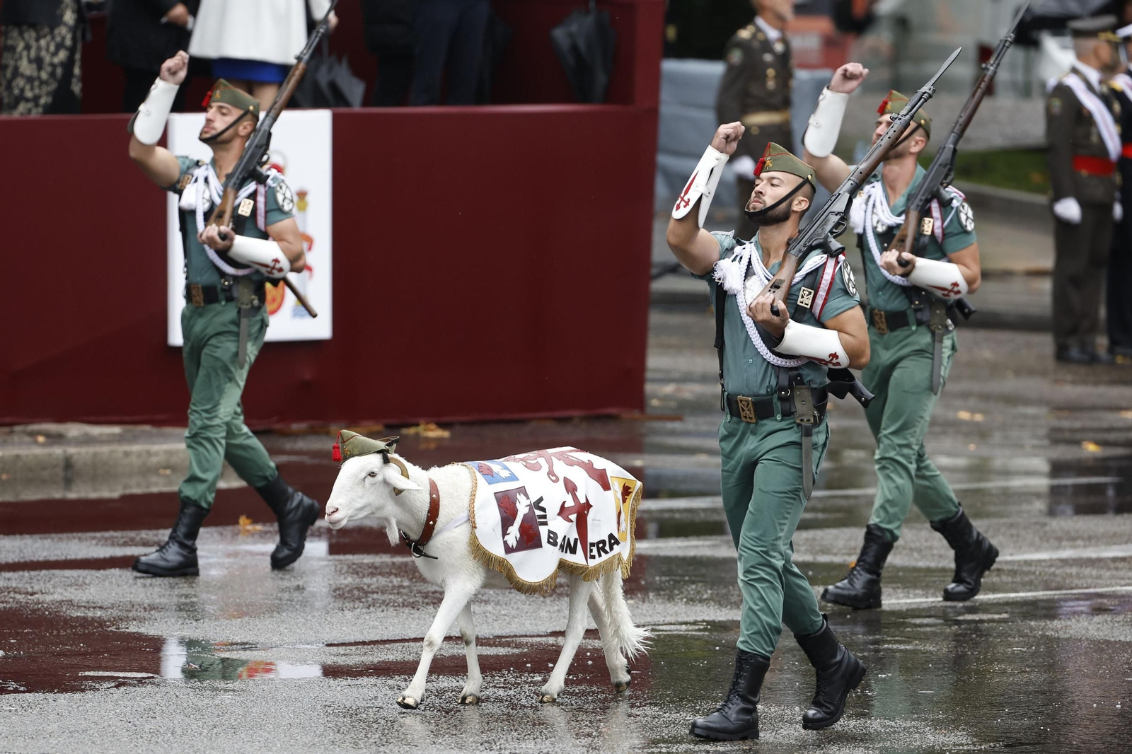 El desfile militar del Día de la Hispanidad, en imágenes