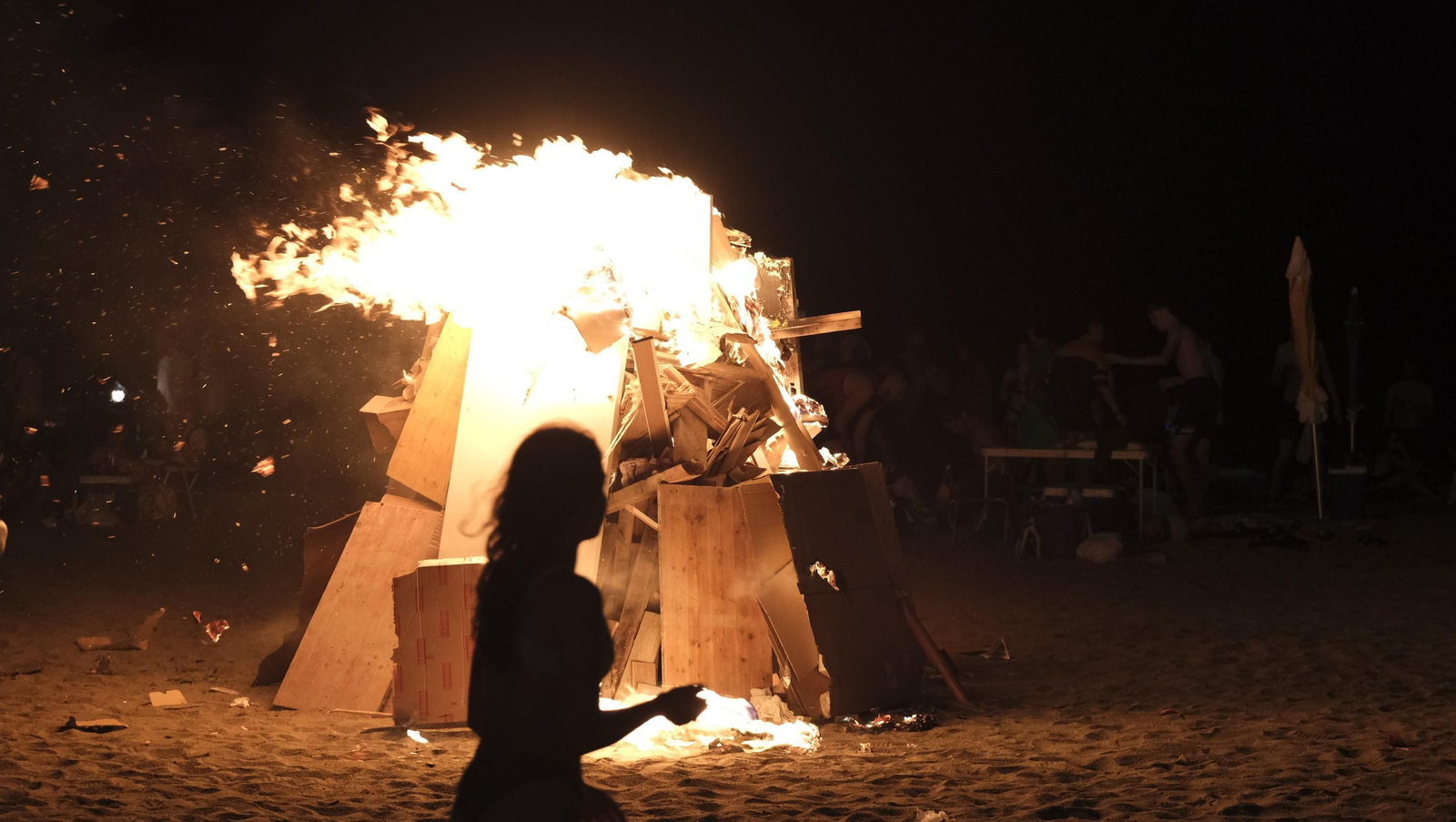 Imágenes de las hogueras de la Noche de San Juan en Almería capital