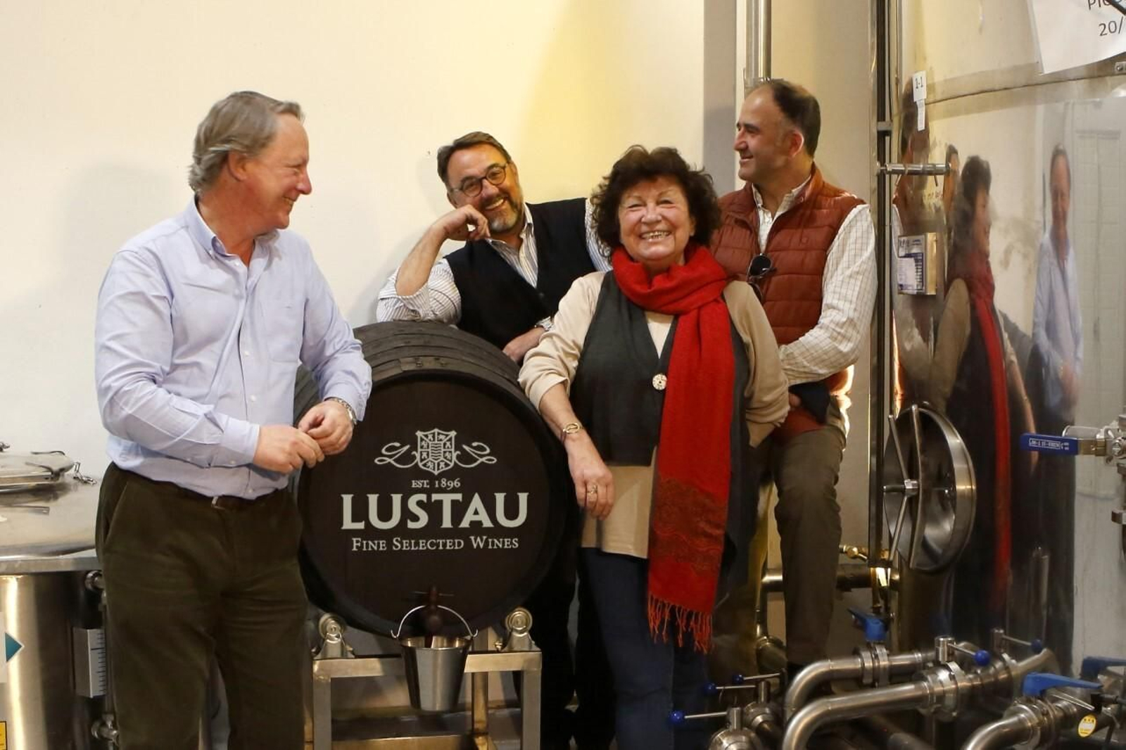 Francisco Vañó, de Castillo de Canena, junto a Paz Ivison, periodista jerezana que amadrina el nuevo aceite al jerez, Luis Caballero y Luis Luengo, responsables del Grupo Caballero, con la media bota jerezana de amontillado. Francisco Vañó, de Castillo de Canena, junto a Paz Ivison, periodista jerezana que amadrina el nuevo aceite al jerez, Luis Caballero y Luis Luengo, responsables del Grupo Caballero, con la media bota jerezana de amontillado.