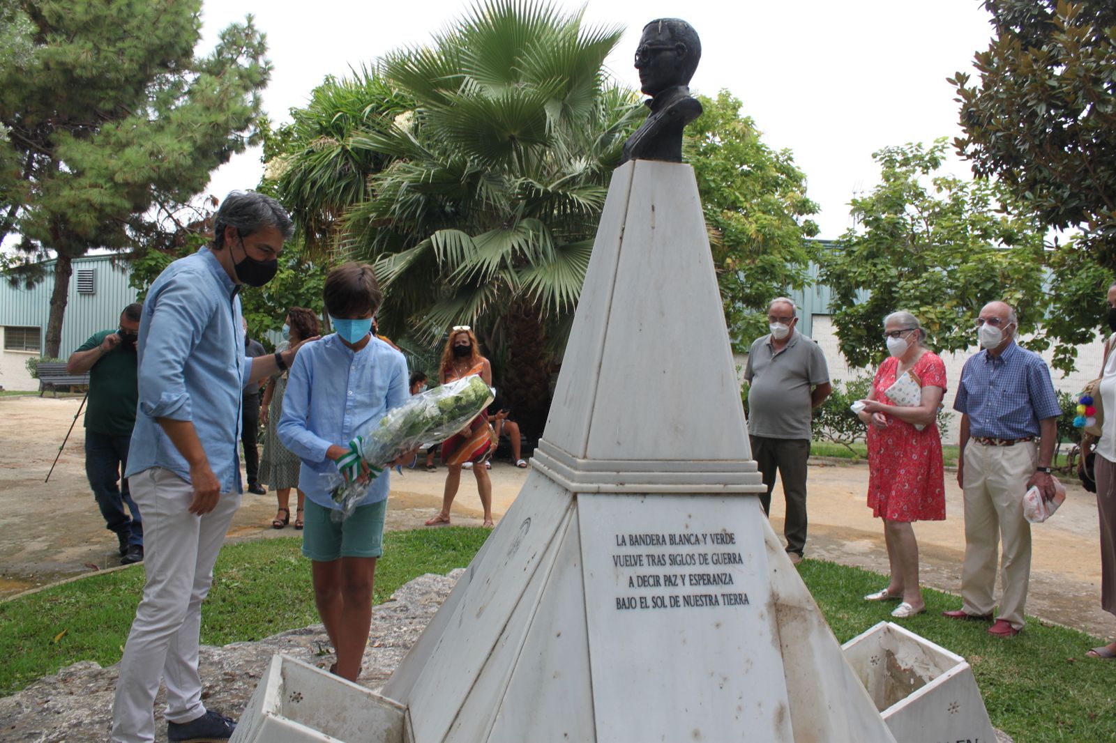 Ofrenda floral en el busto de Blas Infante en San Fernando.