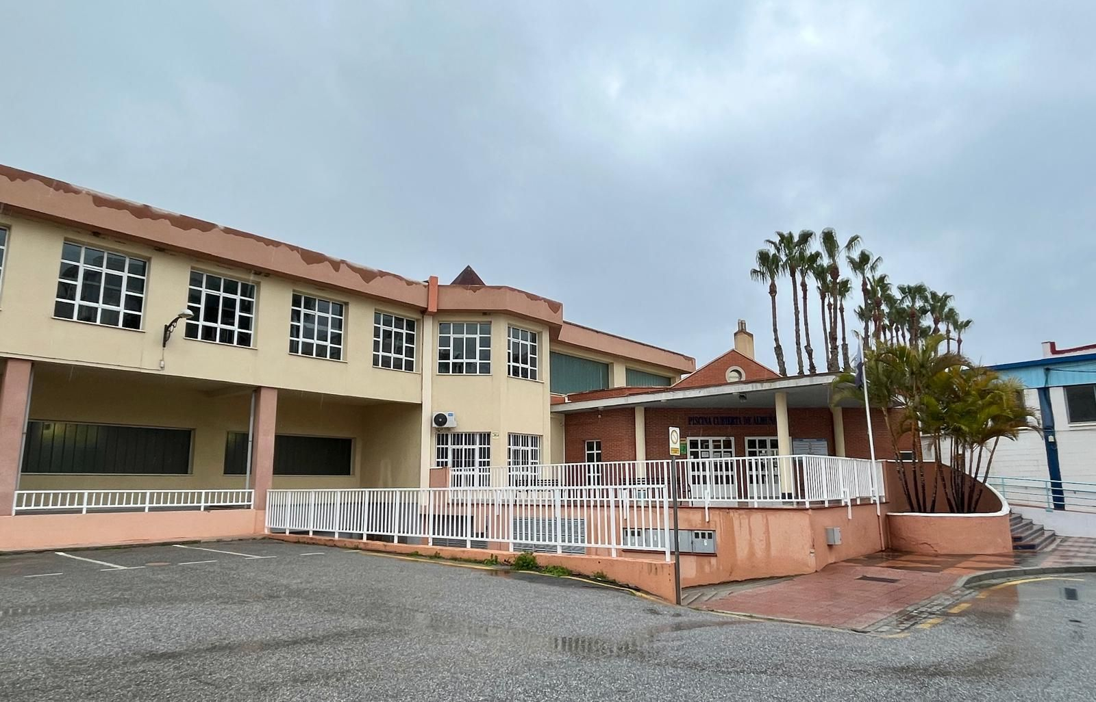 Fachada de la piscina municipal de Almuñécar