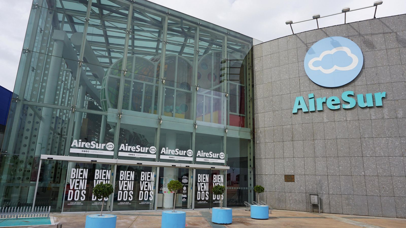 Entrada al centro comercial AireSur.