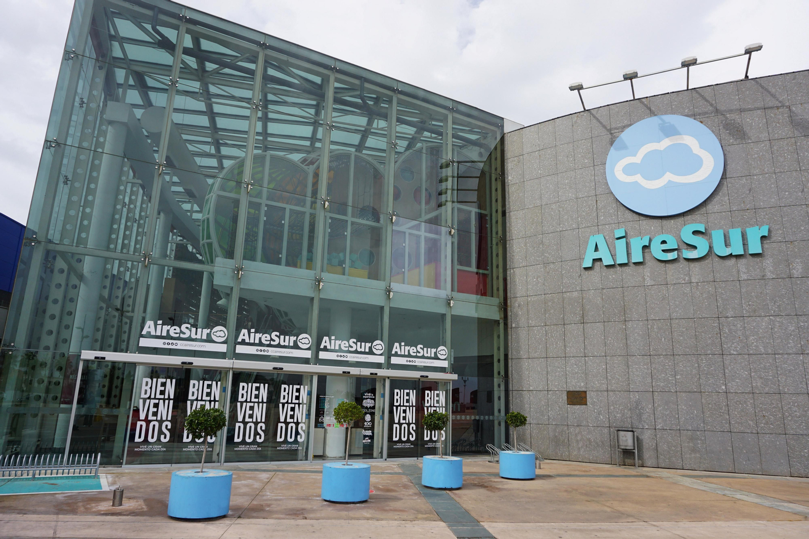 Entrada al centro comercial AireSur.