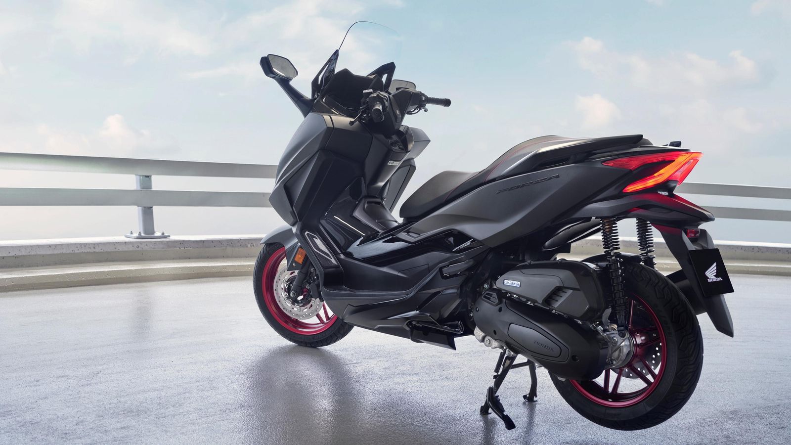 Tanto el Forza 125 como el 350 miden 2,45 m de largo y tiene un asiento a 78 cm del suelo.