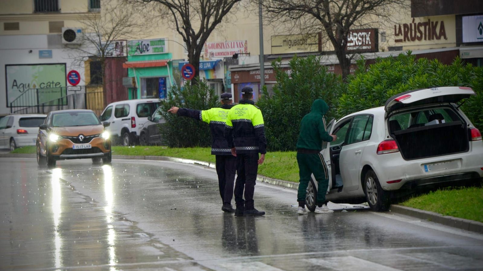 Agentes de la Policía Local de Jerez intervienen en la avenida de la Universidad tras el accidente de un turismo que ha acabado sobre la mediana, a la altura del Campus de La Asunción.