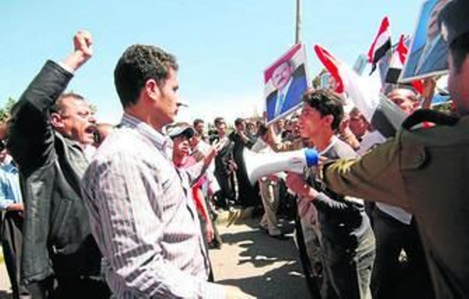 Detractores y partidarios del presidente yemení estuvieron a punto de llegar ayer a las manos.
