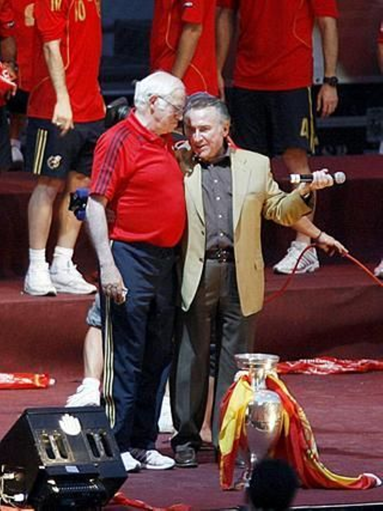 El entonces seleccionador español, Luis Aragonés, conversa con Manolo Escobar en la plaza de Colón de Madrid durante la celebración del triunfo en la Eurocopa 2008.