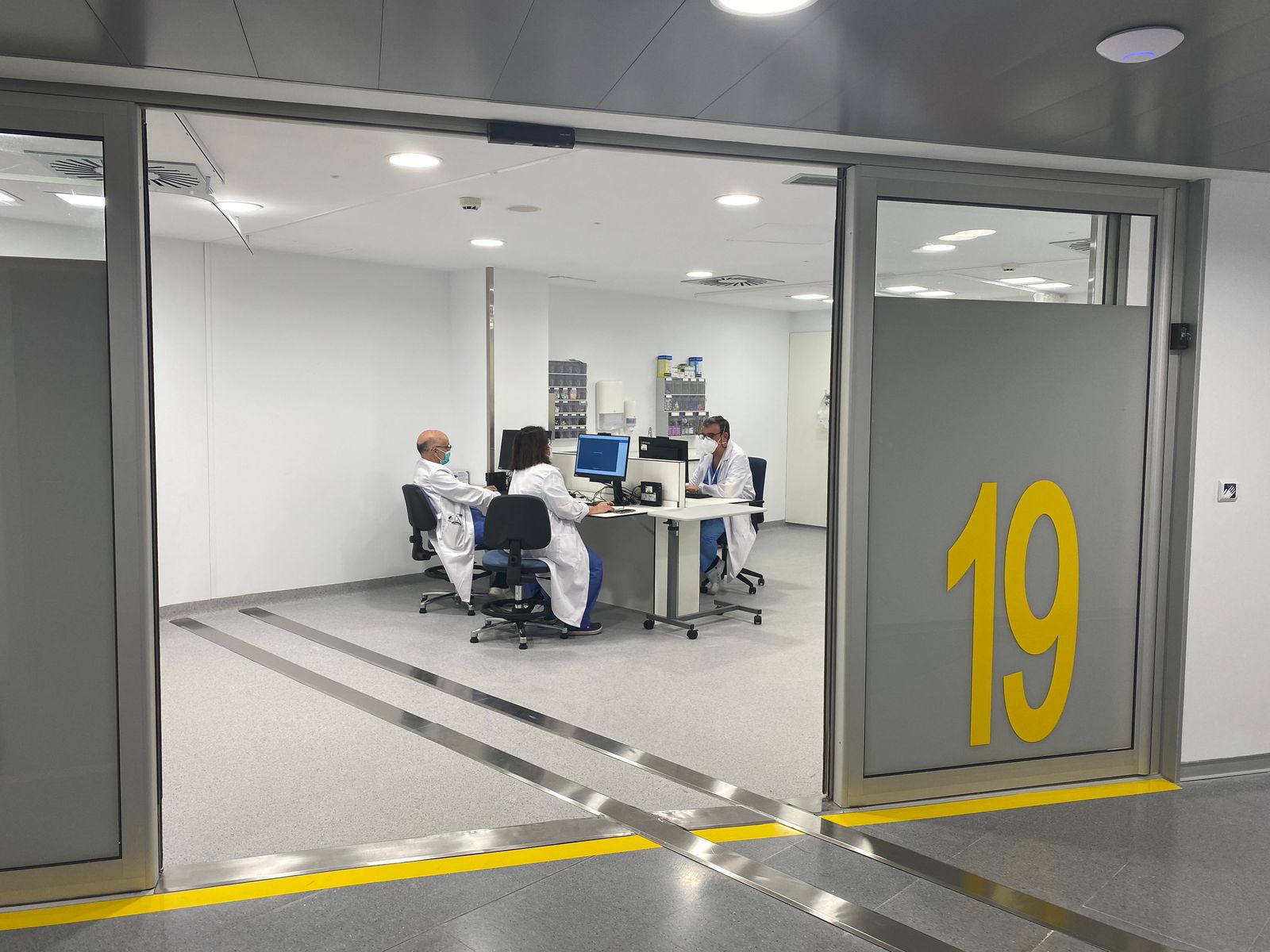 Profesionales sanitarios trabajan en las nuevas Urgencias del Hospital Regional de Málaga.