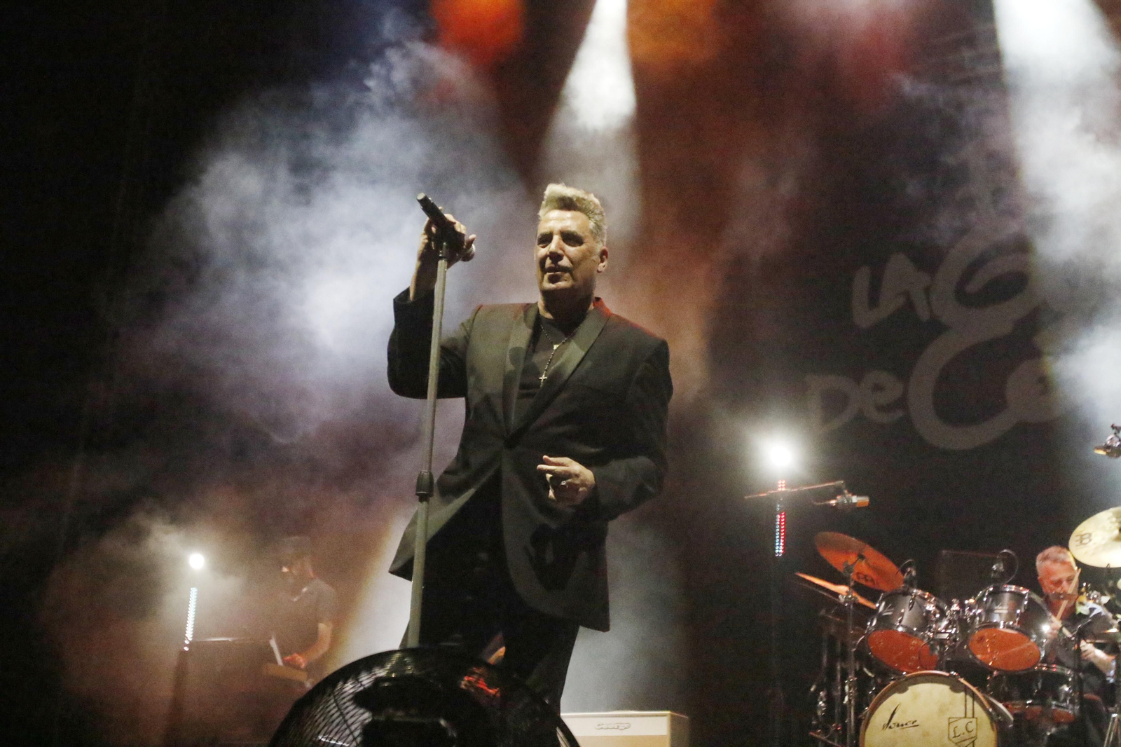Loquillo, durante uno de los dos temas que pudo cantar completos.