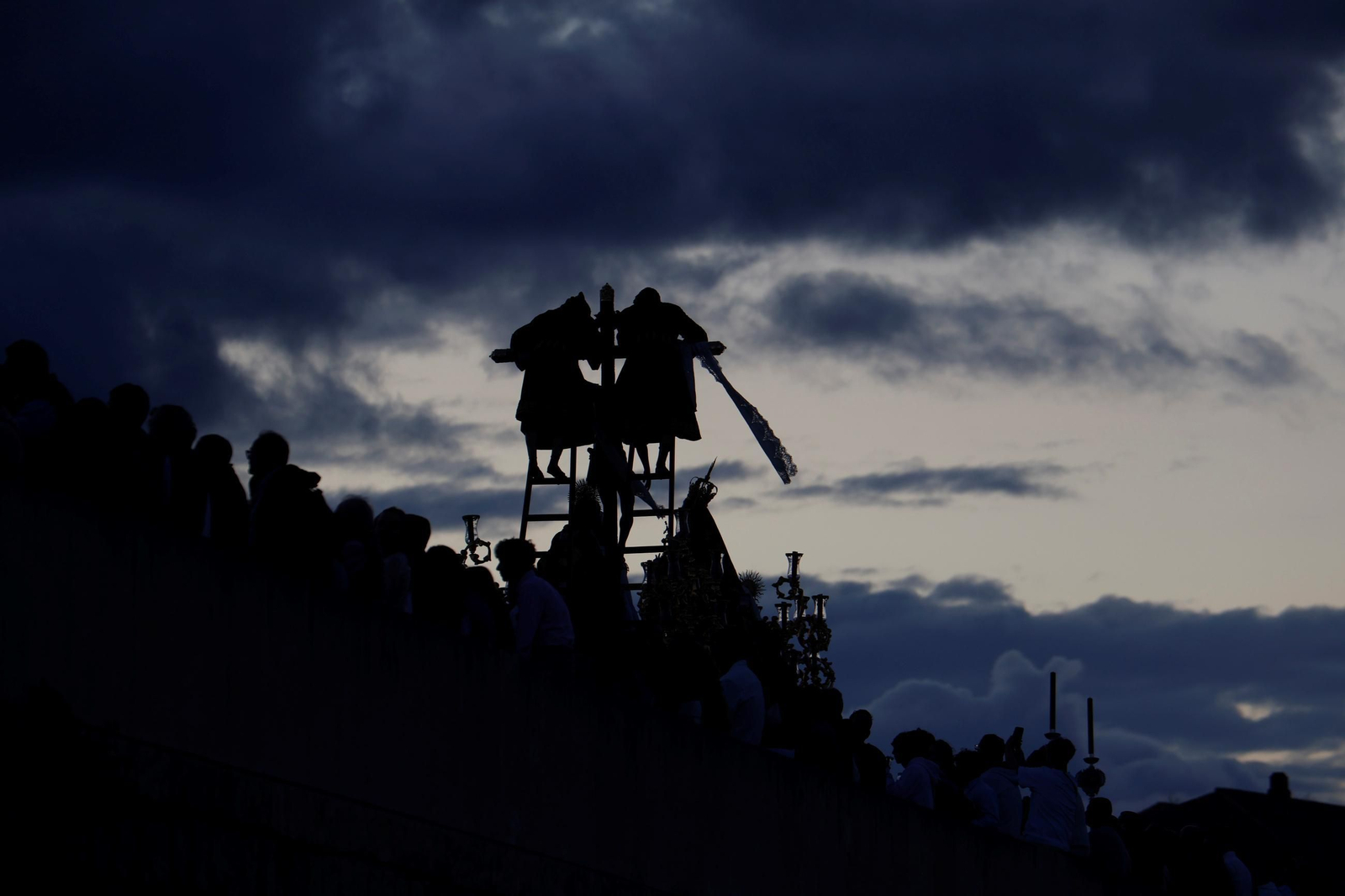La procesión del Descendimiento en este Viernes Santo de Córdoba, en imágenes