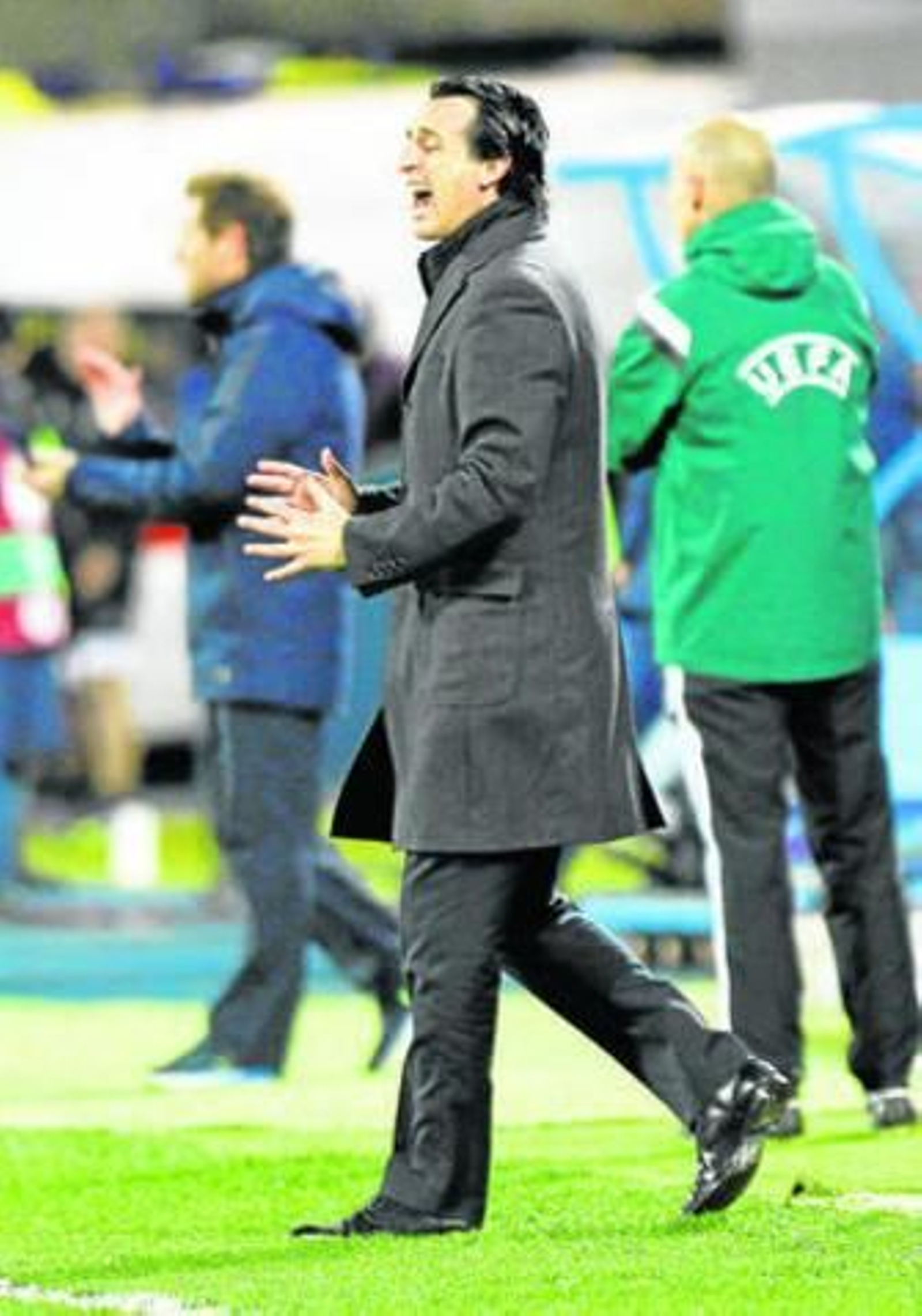 Unai Emery da instrucciones a sus futbolistas desde el área técnica. Unai Emery da instrucciones a sus futbolistas desde el área técnica.
