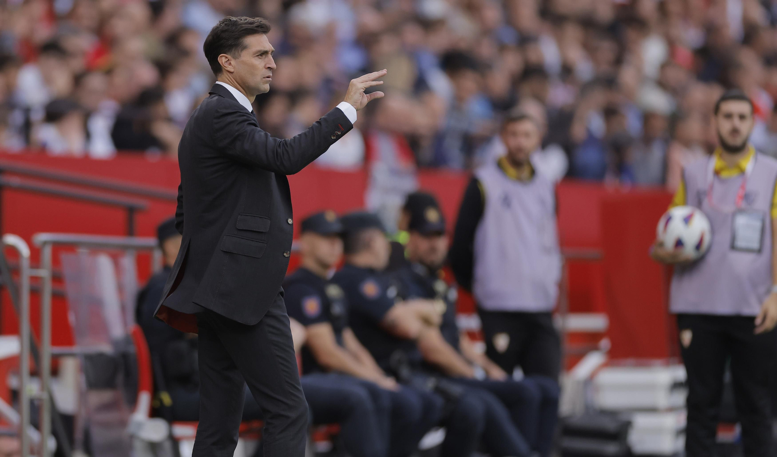 Diego Alonso, de impoluto traje oscuro, gesticula en la banda del Sánchez-Pizjuán.