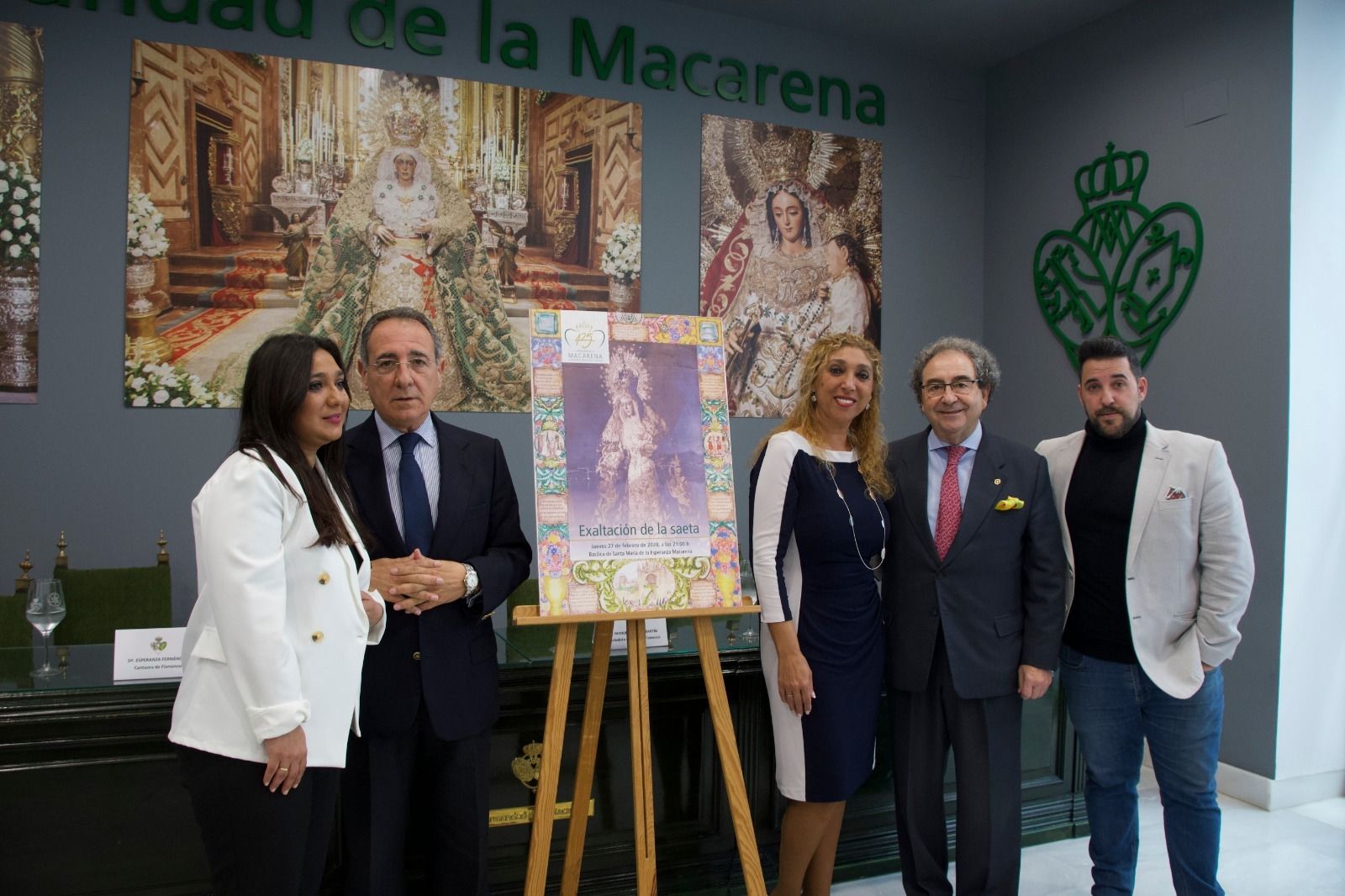 Los participantes en la exaltación con el hermano mayor de la Macarena.