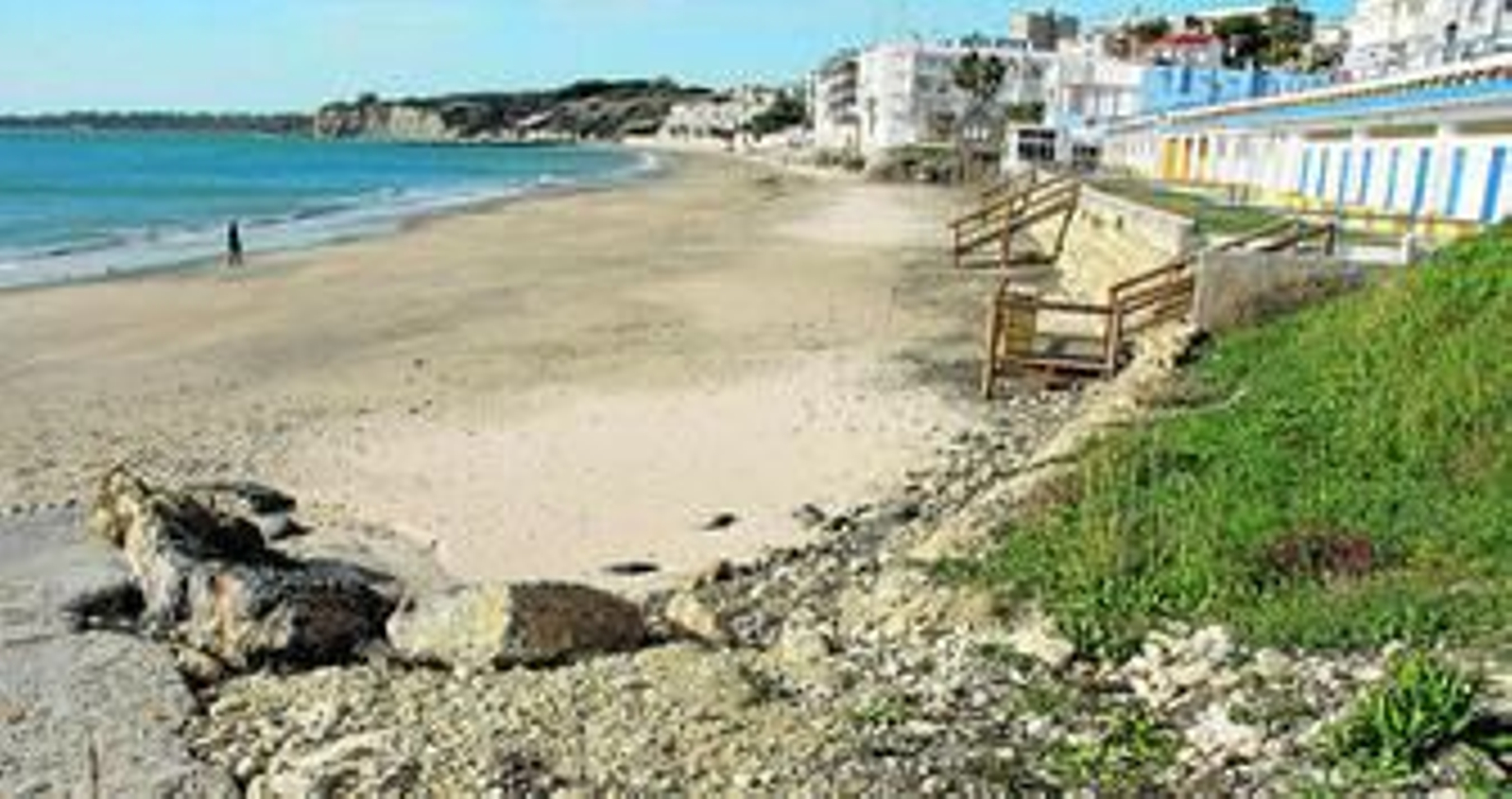 Una imagen tomada ayer de la playa de Fuentebravía, en la que se aprecia que la arena está soportando bien los temporales este año.