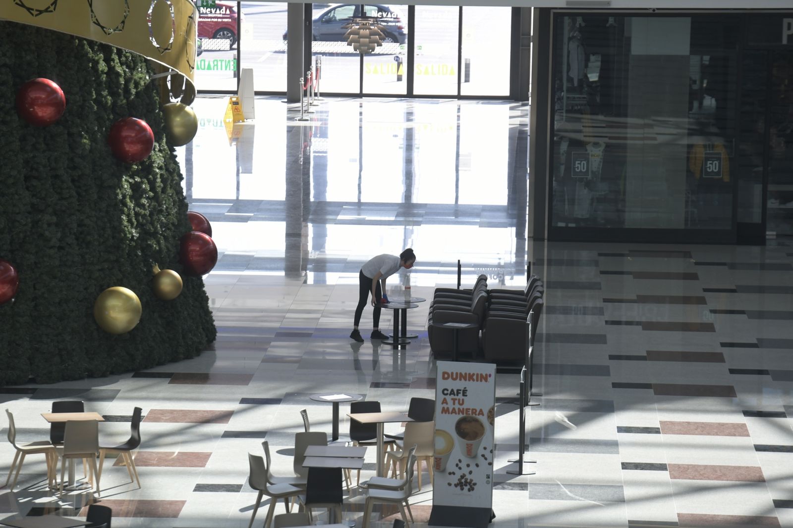 Fotos: El centro comercial Nevada mantiene un hálito de vida el primer día del cierre de comercios