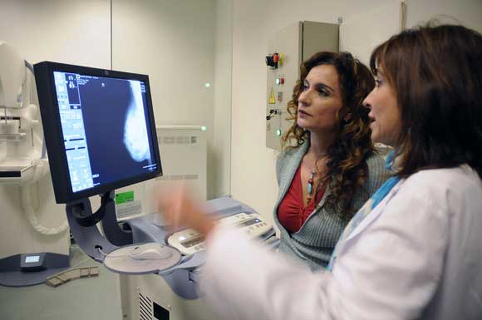 El nuevo mamógrafo del centro de salud de Sevilla Este "completa el mapa de la ciudad"