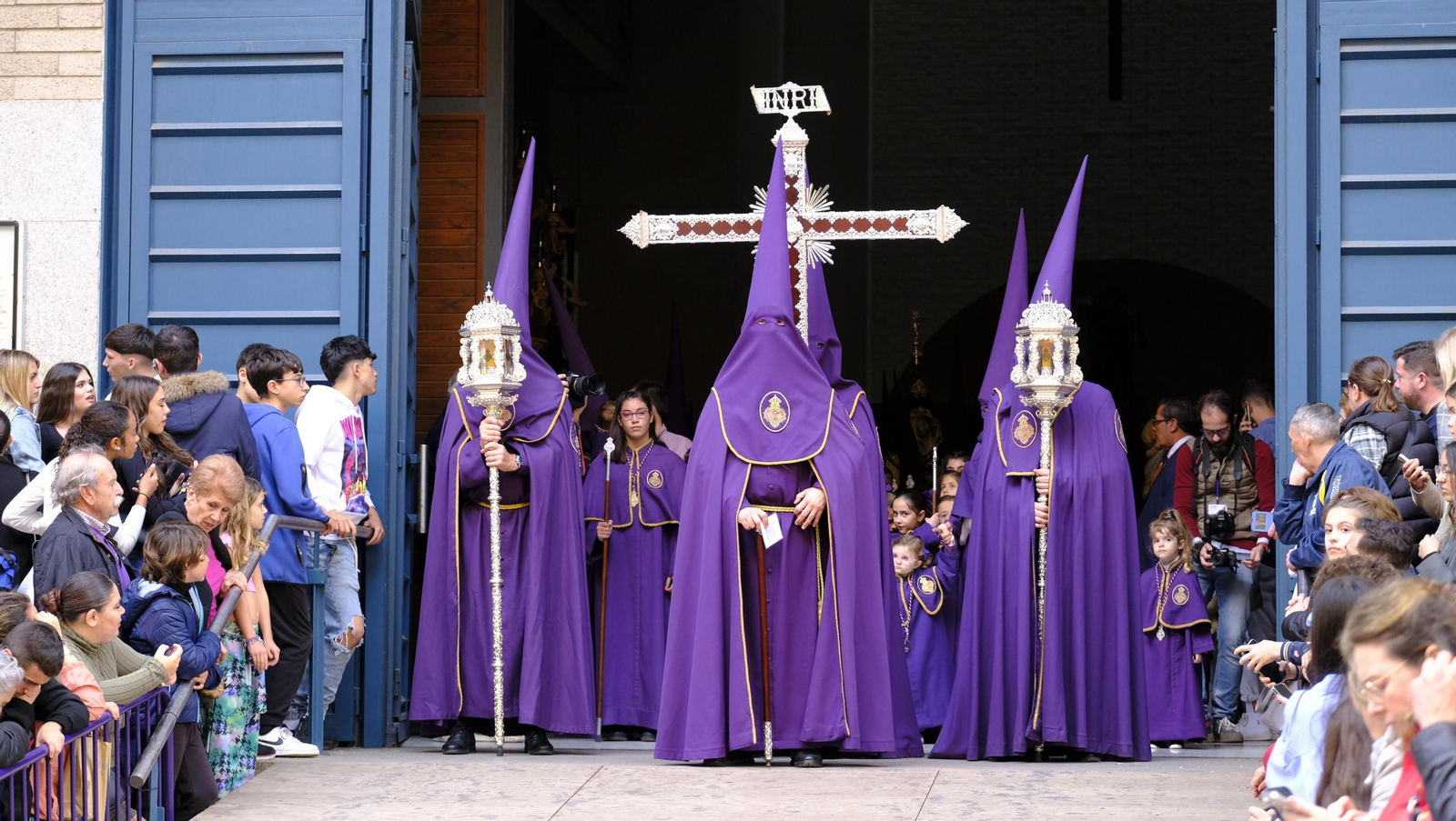 Pasión vuelve a su Iglesia de Santa Teresa azotada por la lluvia