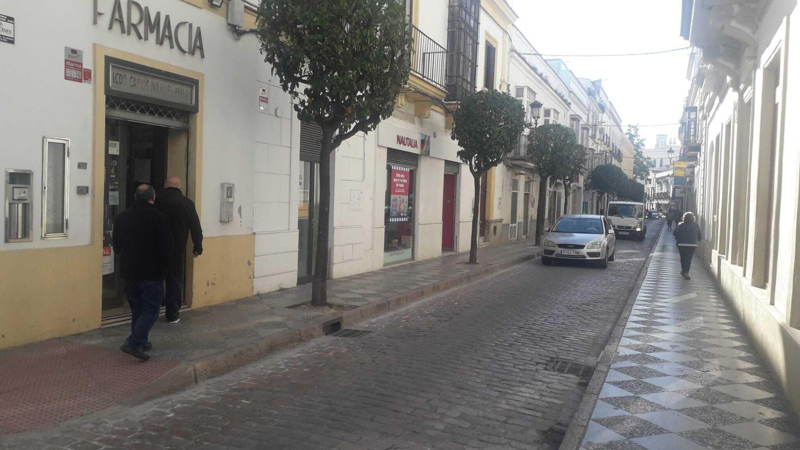 Imagen de la calle Honda, que se cierra este miércoles al tráfico por labores de acometida de abastecimiento.