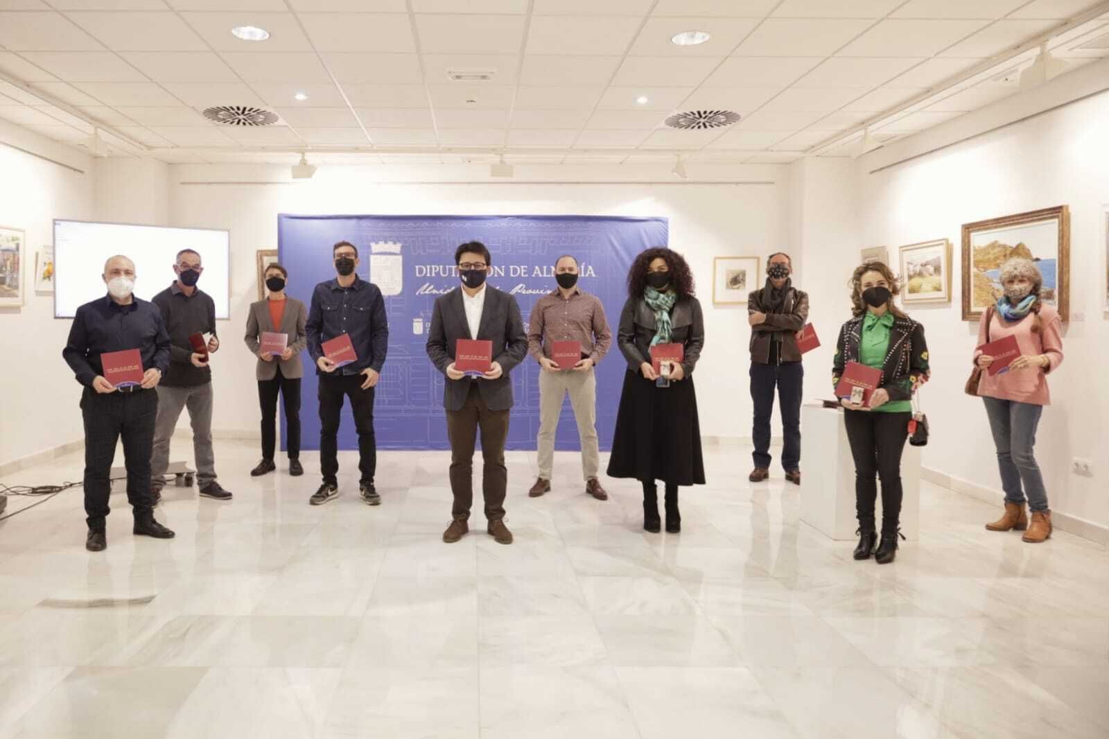 El diputado Manuel Guzmán con los galeristas en la presentación de ‘The Art is in the Air’.