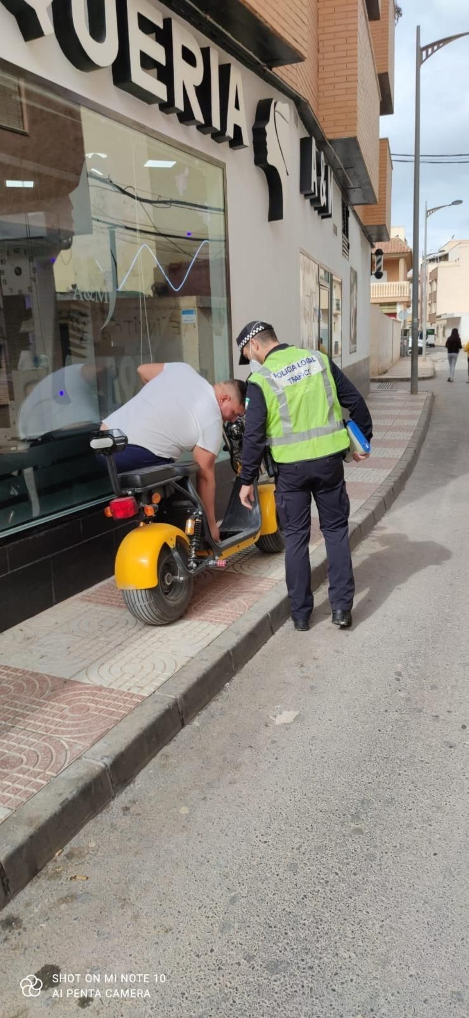 Un agente de la Policía Local durante la inspección de un vehículo 'citycoco'