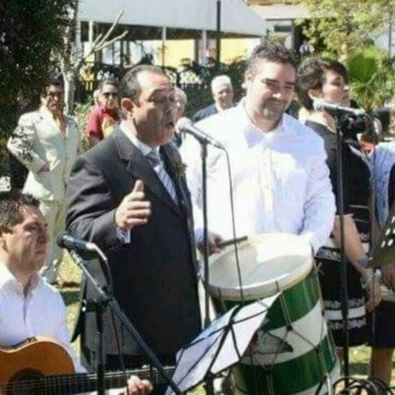 Paco Robles, al micrófono en una celebración.