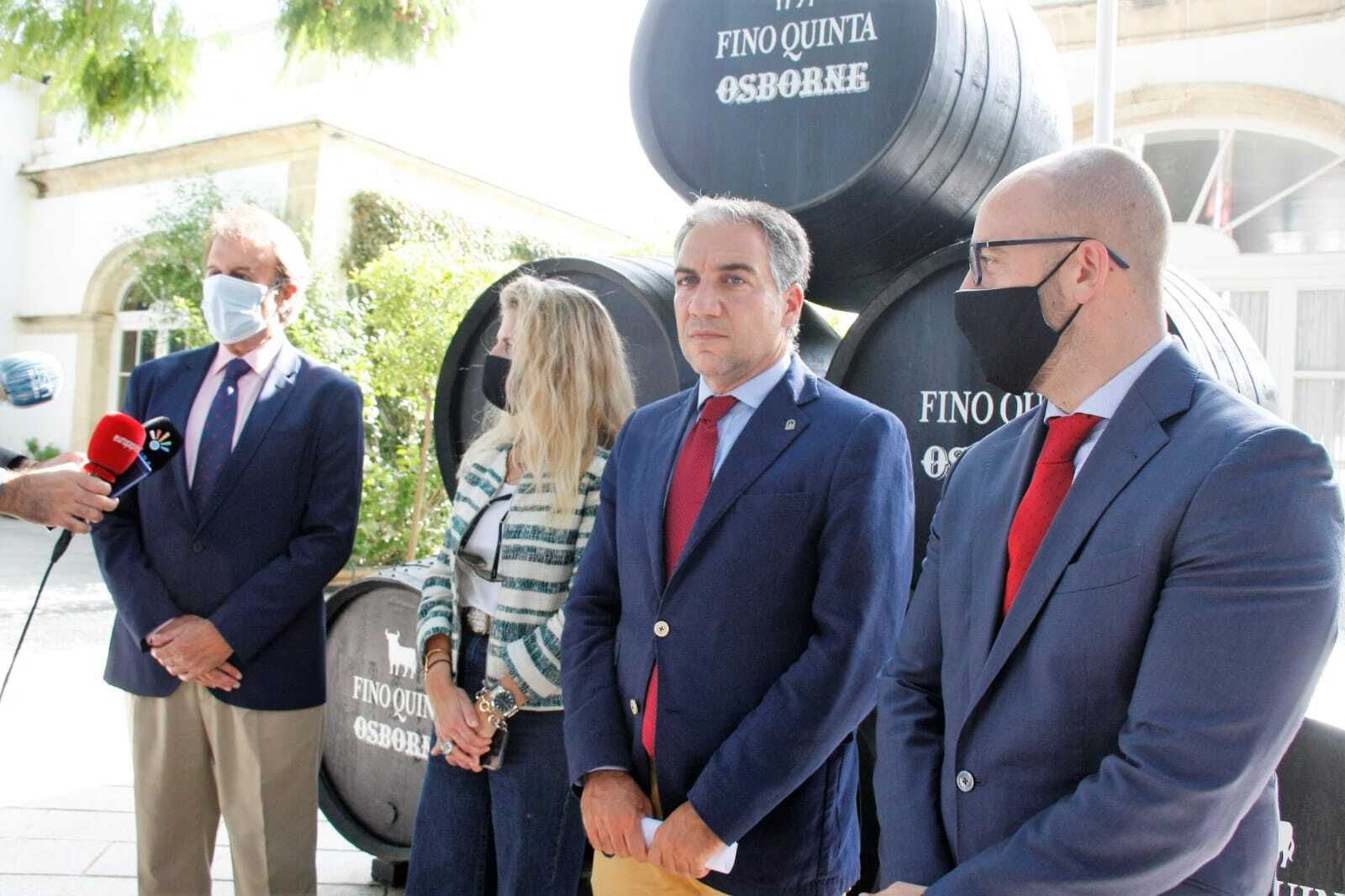Elías Bendodo, entre Ana Mestre y Germán Beardo, ayer en Bodegas Osborne, en El Puerto, junto a Fernando Terry, consejero delegado.