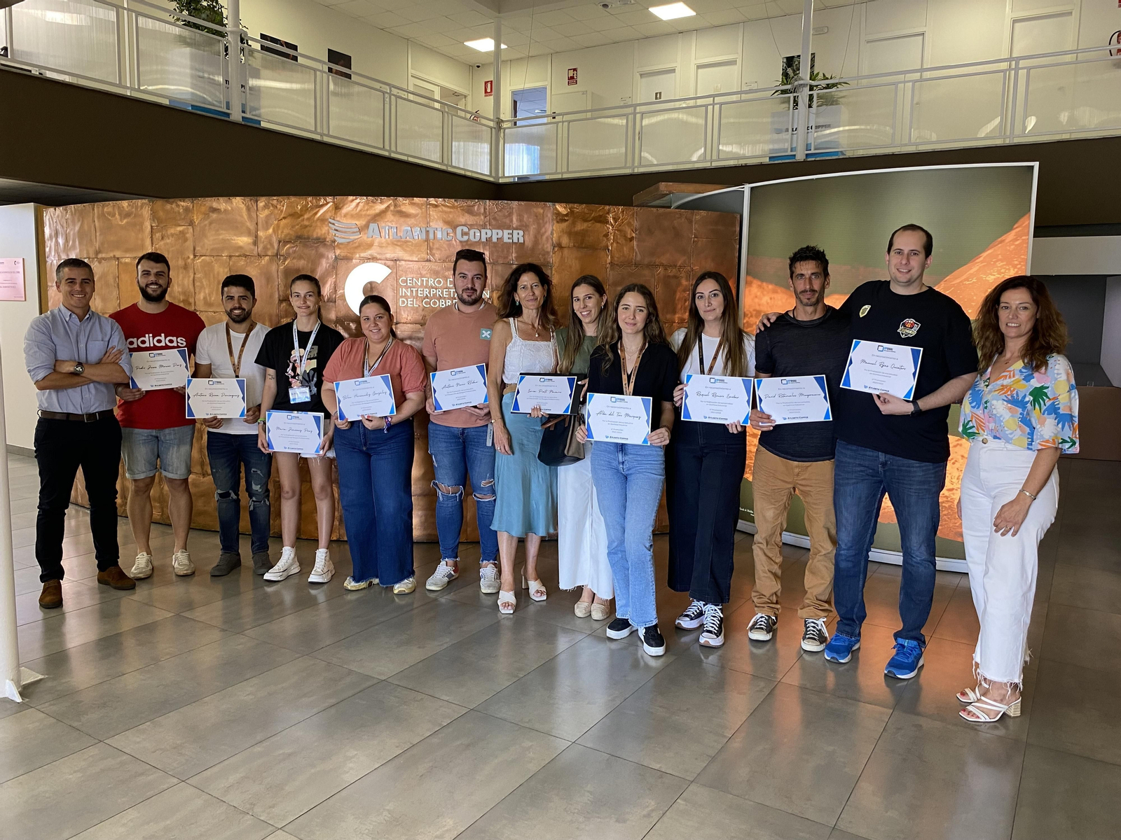 Los alumnos se han graduado en la FP Dual después de dos años de estudio. Los alumnos se han graduado en la FP Dual después de dos años de estudio.