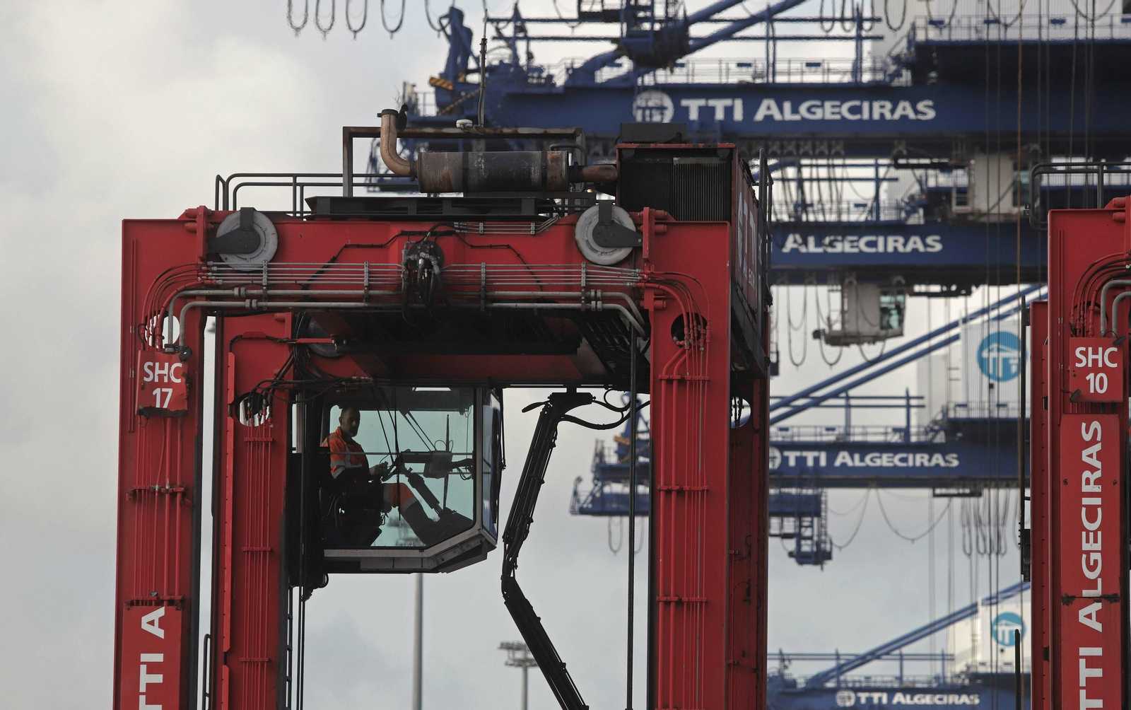 Un estibador portuario en una grúa del Puerto de Algeciras.