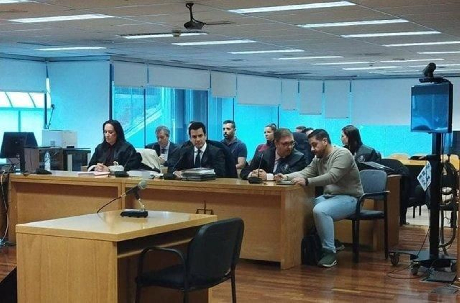 Absueltos los policías del ‘caso ariete’ al concluir que estaban legitimados Absueltos los policías del ‘caso ariete’ al concluir que estaban legitimados