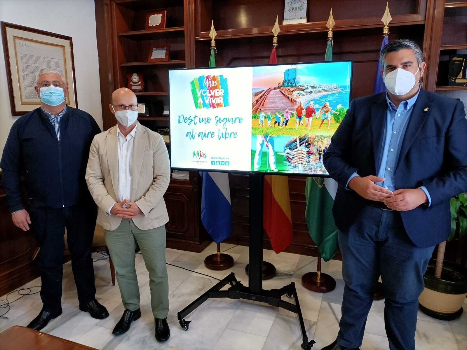 El alcalde de Mijas, Josele González (1º D).