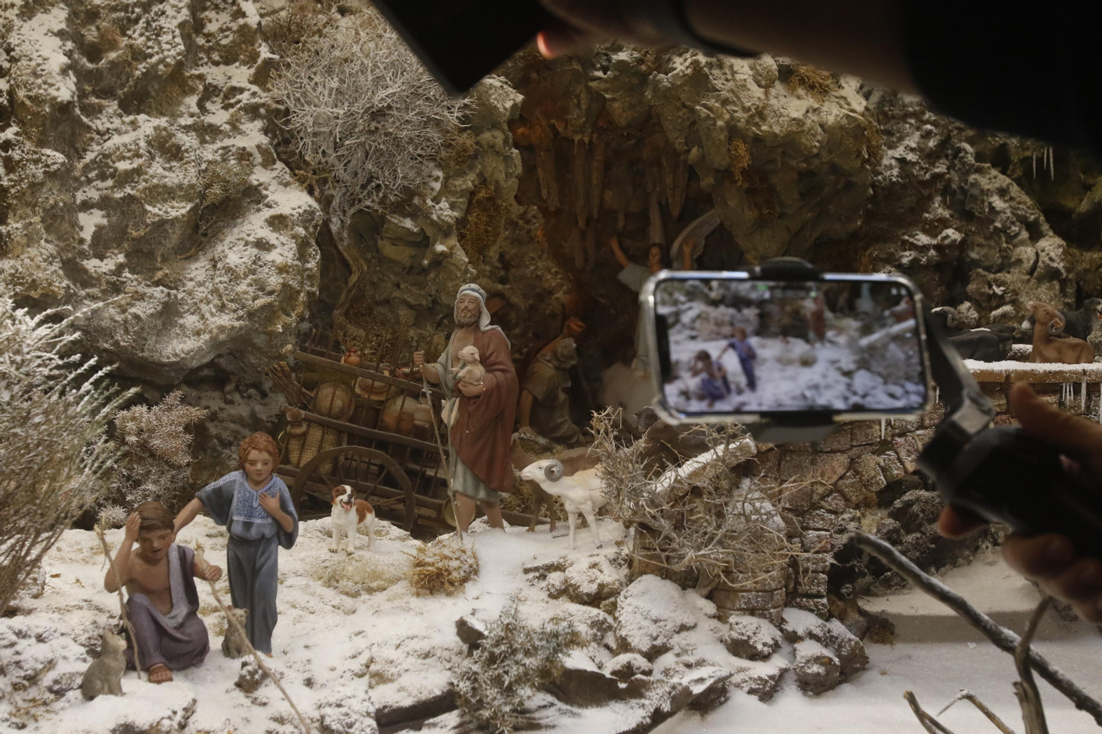 El belén de estilo nórdico de la Fundación Cajasol, en fotografías