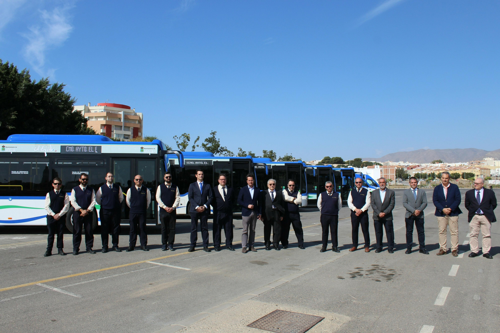 Responsables y trabajadores de la empresa concesionaria del servicio, junto a los nuevos vehículos y los representantes municipales.