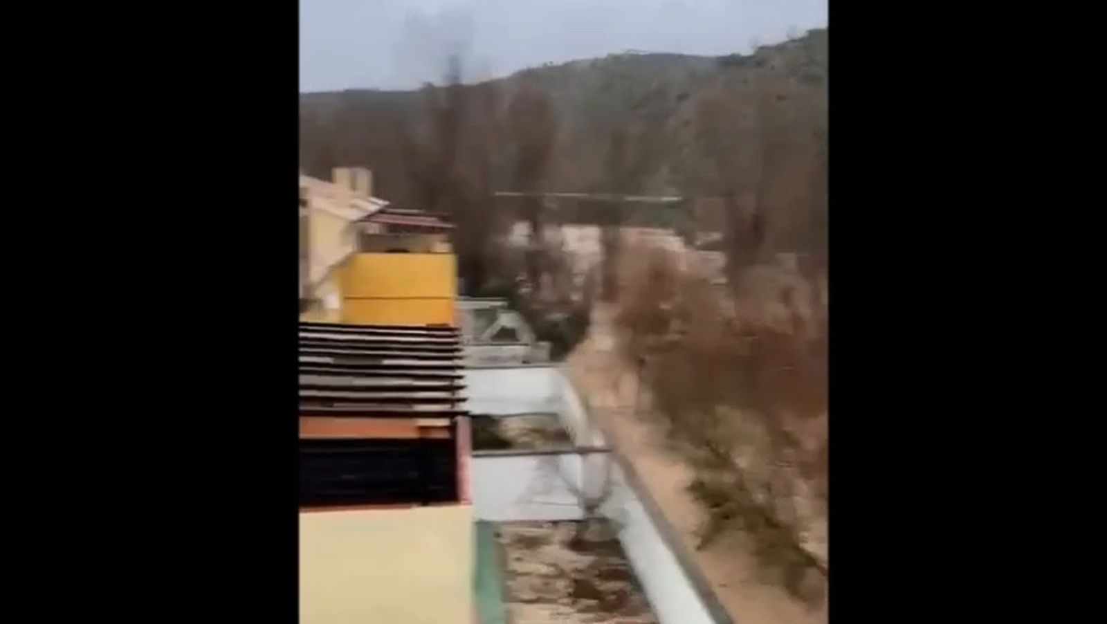 Vídeo: Santa Bárbara, anegada por la borrasca Leonardo y con 20 viviendas desalojadas