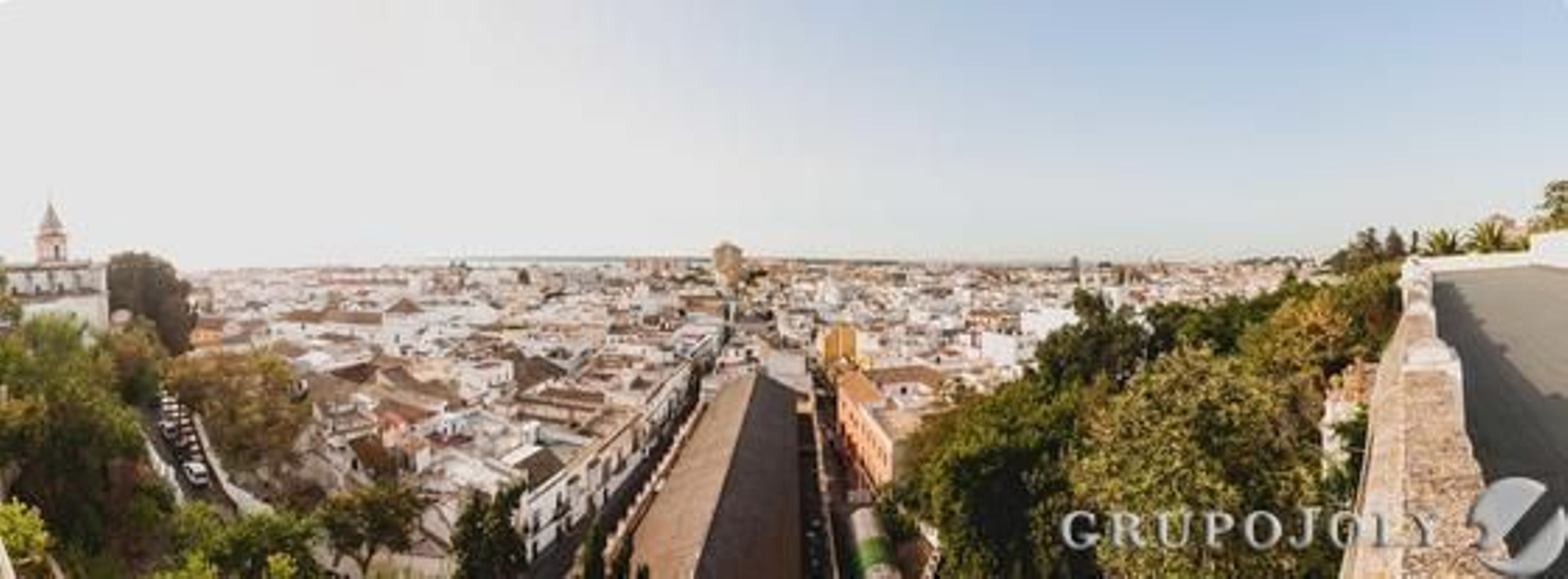 Paseo por su interior y por los millones de documentos que allí se guardan, como acto de clausura del curso de los Amigos del Archivo de Jerez.  Foto: Manu Garcia