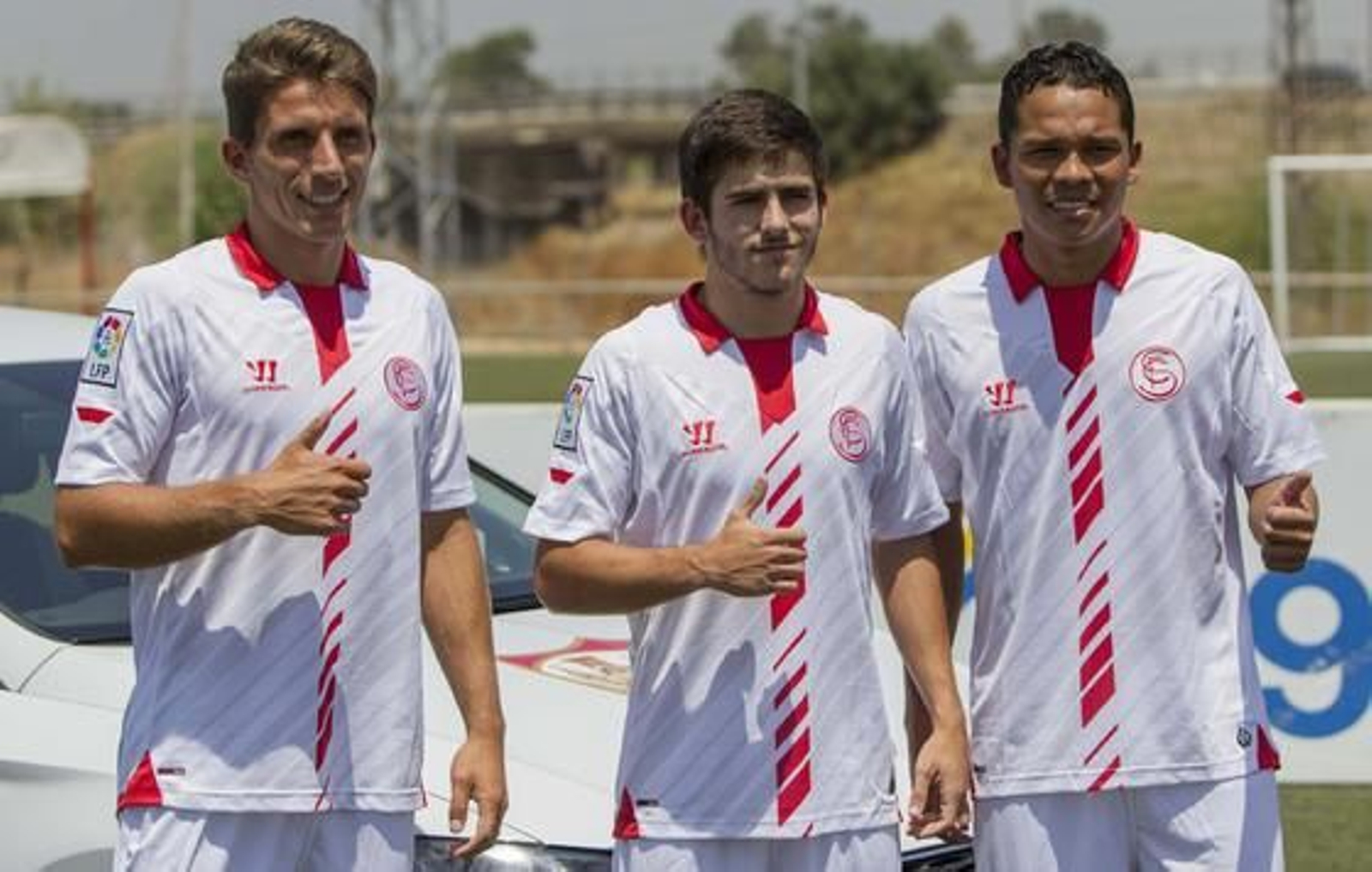Por orden, el defensa portugués, Daniel Carriço, el extremo cántabro, Jairo Sampeiro y el delantero colombiano, Carlos Bacca posan durante su presentación oficial como jugadores del Sevilla FC.

Foto: Julio Muñoz (Efe)