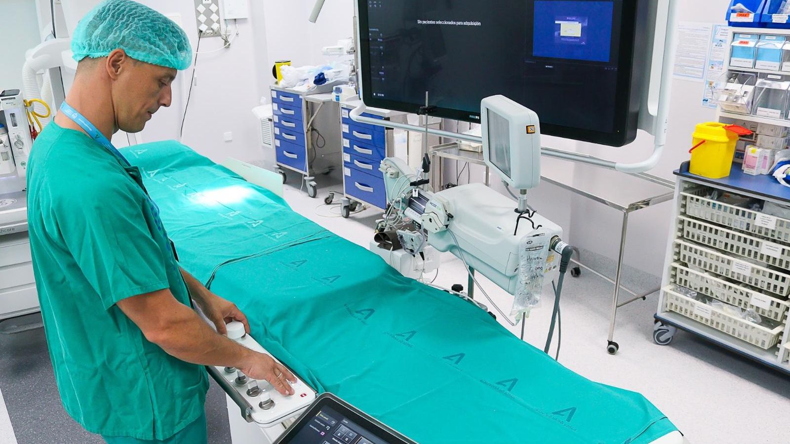 Un técnico revisando los equipos de otro quirófano.