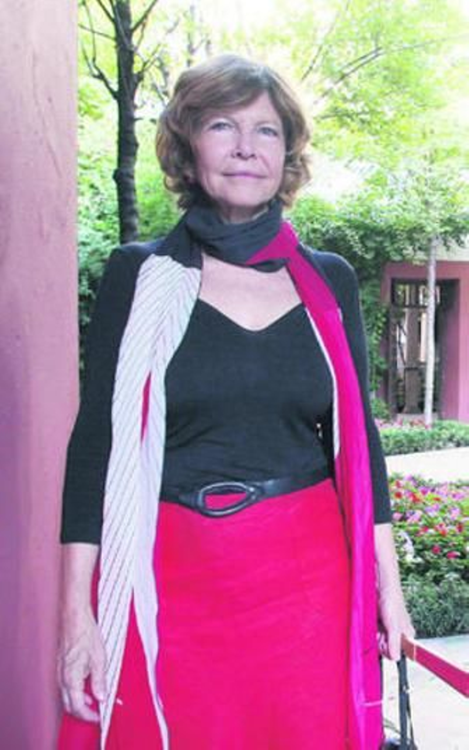 María Medina, entre los cerezos que eligió para el patio de San Fernando del Hospital de Los Venerables.