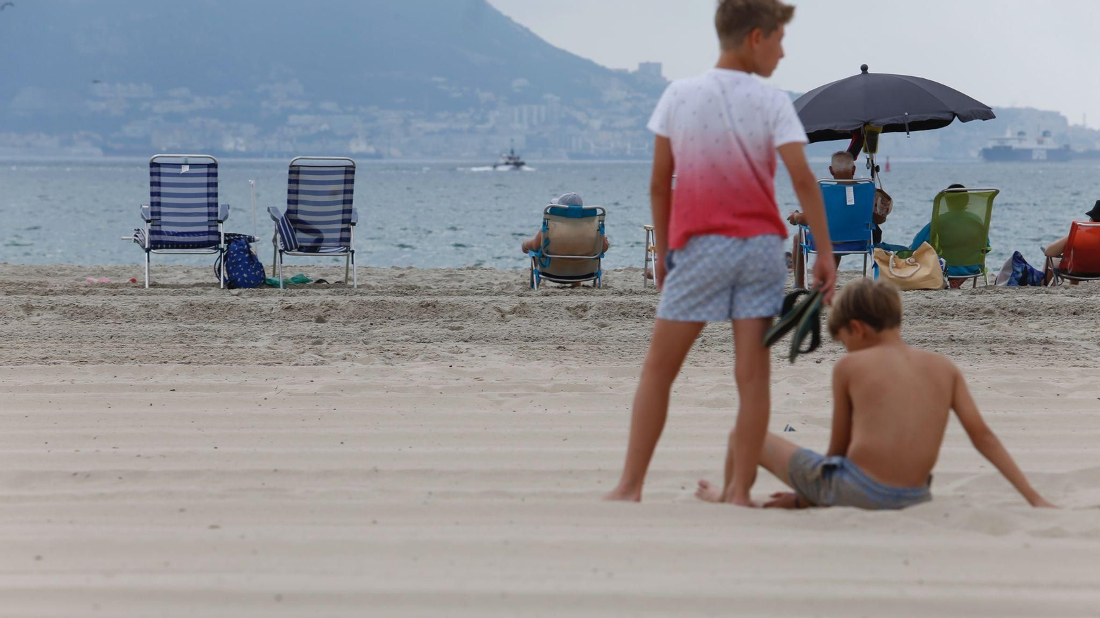 Niños jugando en la playa del El Rinconcillo este viernes. Niños jugando en la playa del El Rinconcillo este viernes.