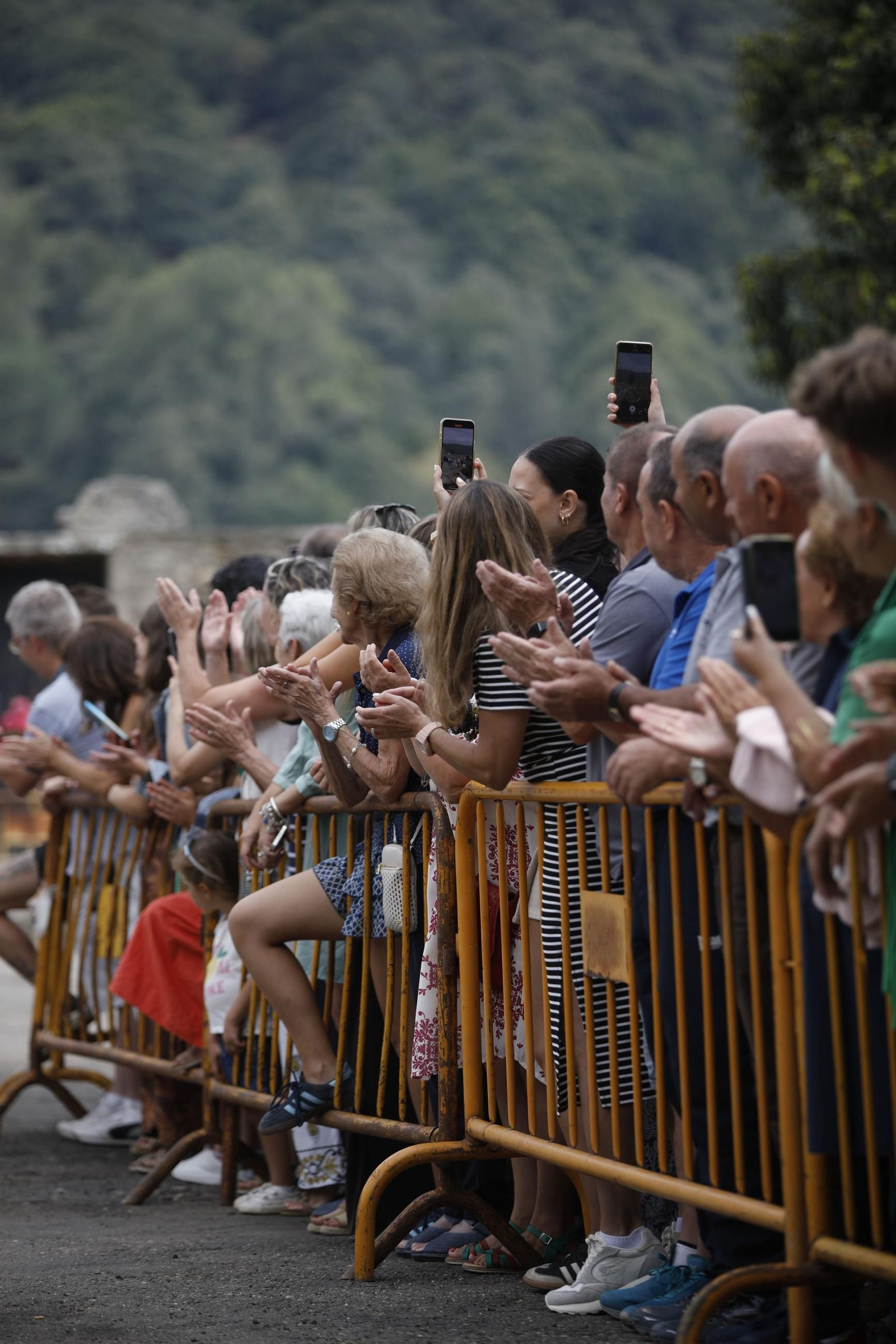 Las fotos de la visita de los Reyes a las zonas afectadas por los incendios en Sanabria y Las Médulas
