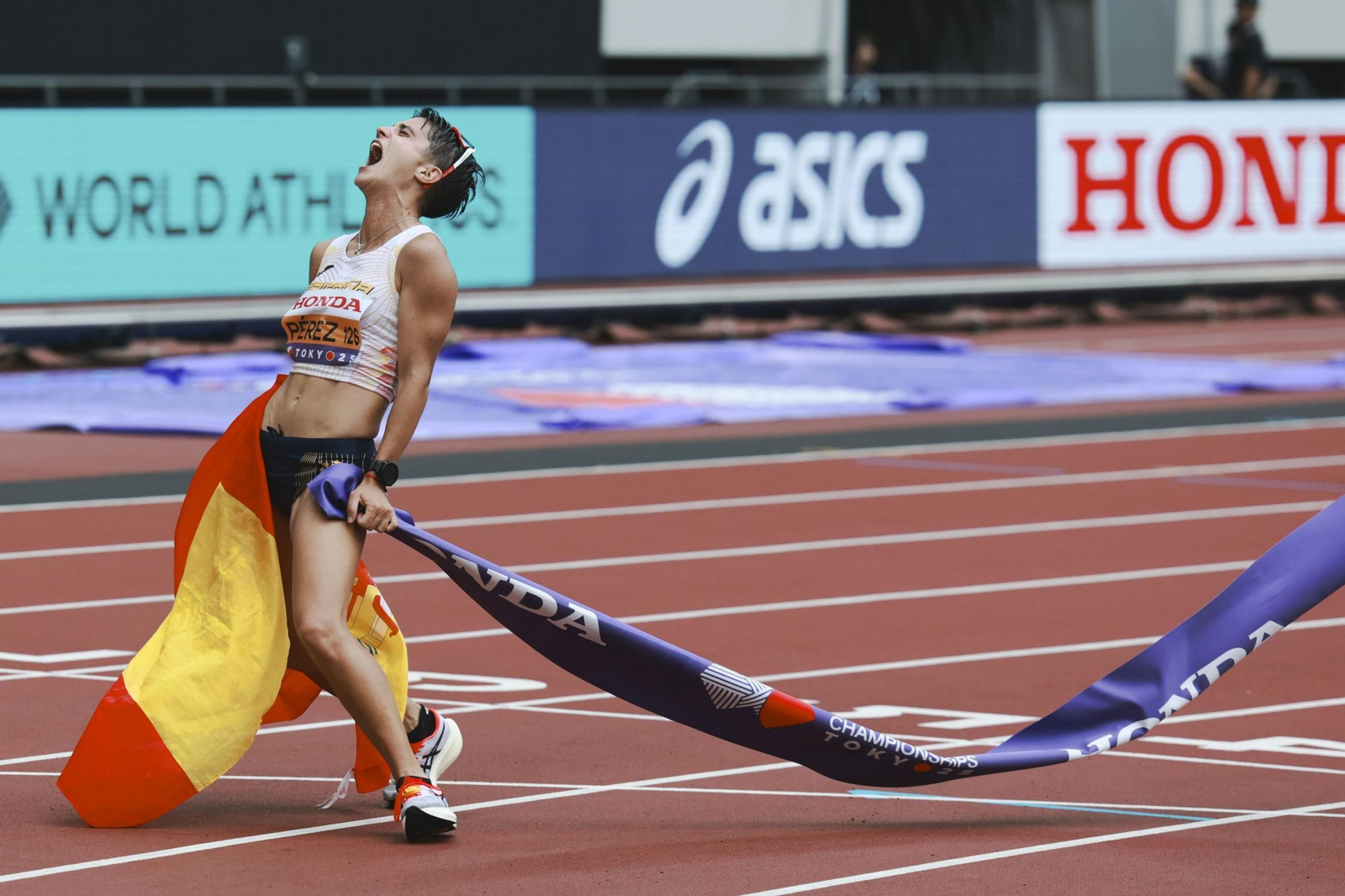 María Pérez celebra su triunfo.