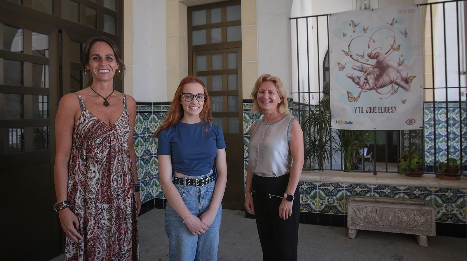 Rosa María López, junto a su tutora Carmen Fernández y la jefa de estudio Mercedes González.
