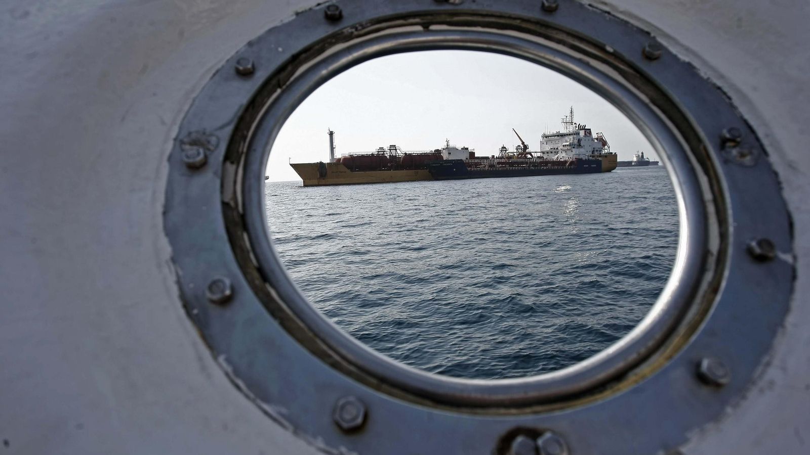 Un buque haciendo bunkering.