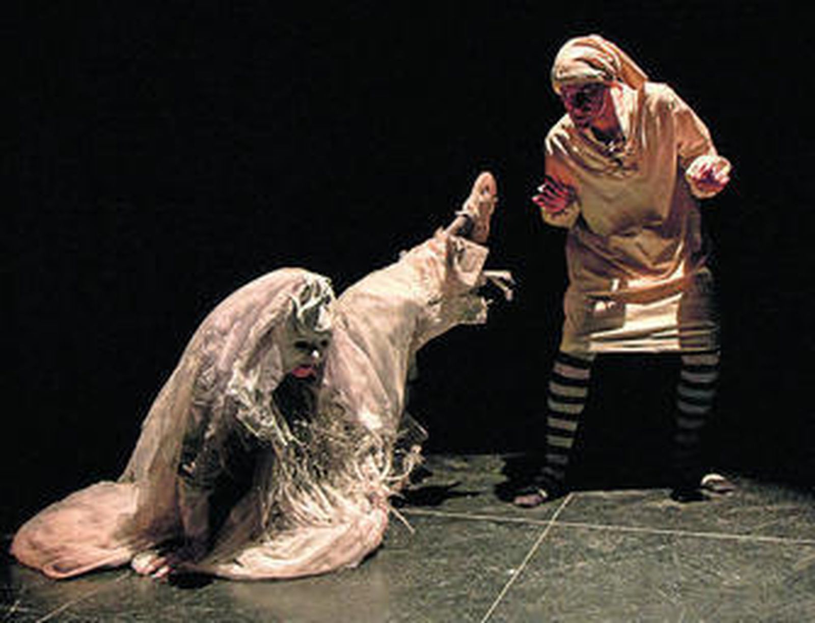 El espíritu de la Navidad pasada (A. Moruno) y el avaro Scrooge (N. Bravo).