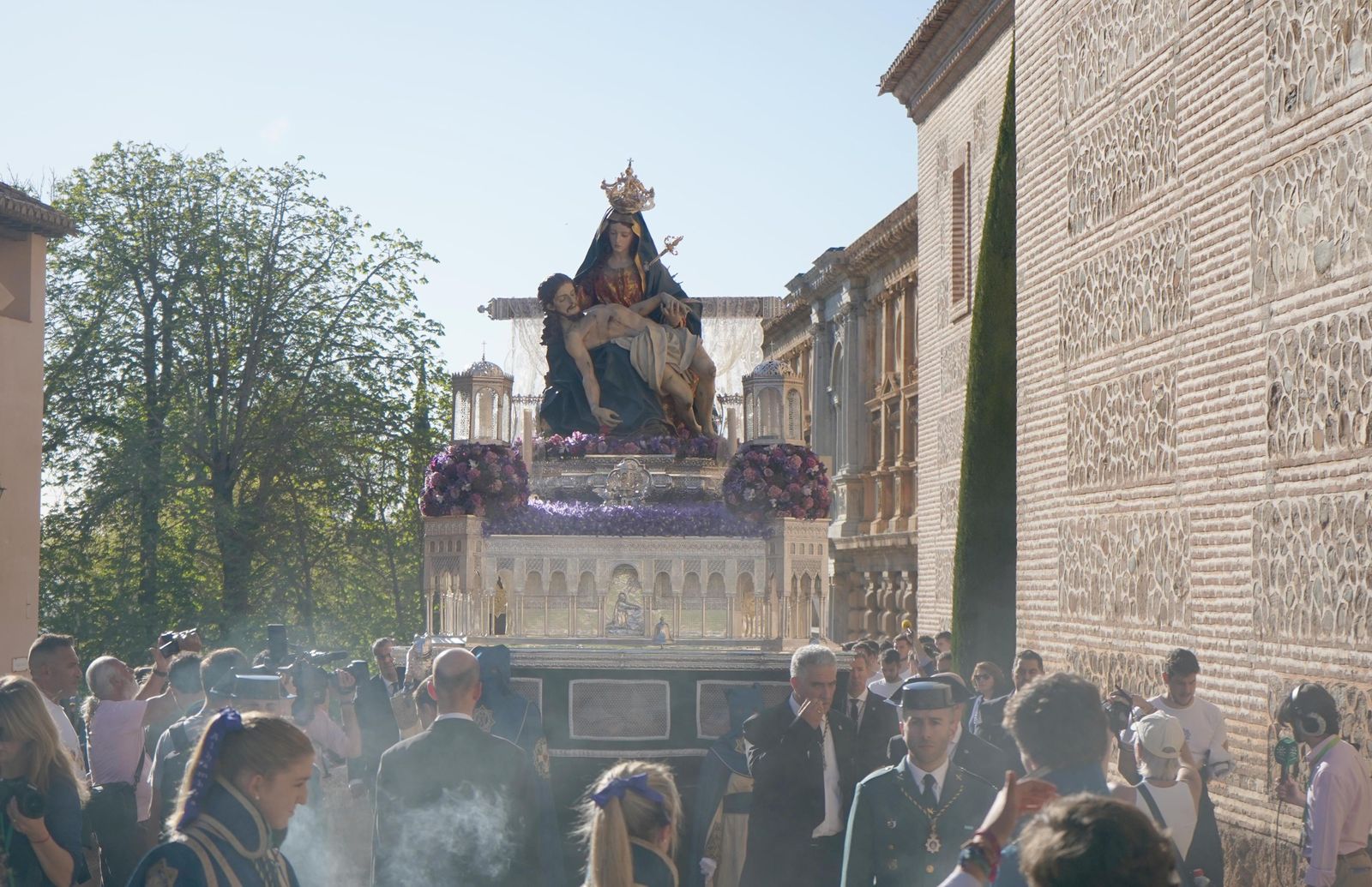 Las fotos de la salida de Santa María de la Alhambra y su bajada a Granada