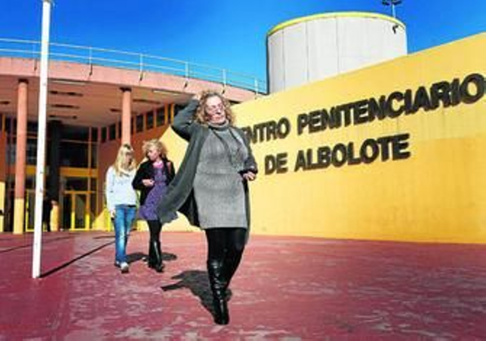 Dos hermanas y una de las hijas de Montes Neiro se desplazaron ayer a la prisión por si salía de permiso.